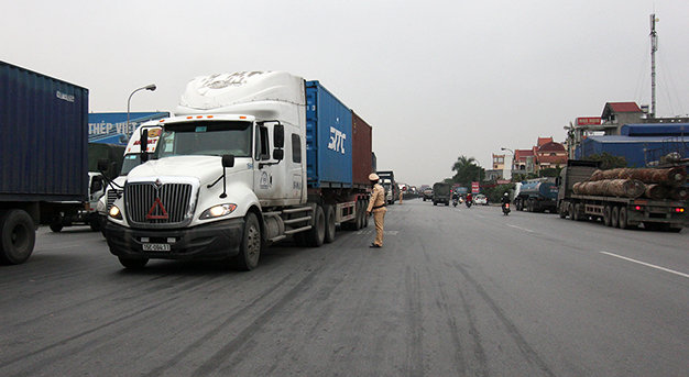 Xe tải hoạt động trên quốc lộ 5 - Ảnh: Thân Hoàng