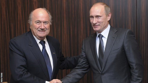 Tổng thống Putin (phải) và ông Blatter. Ảnh:Reuters