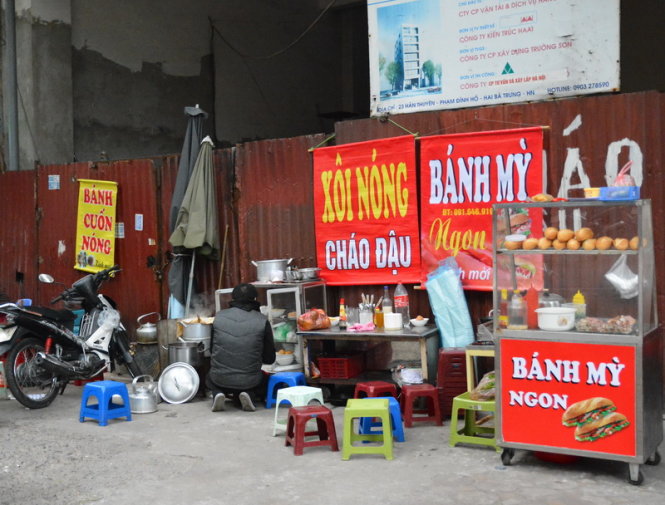 Chuẩn bị hàng nóng cho bữa trưa. Ảnh: Phạm Tô Chiêm