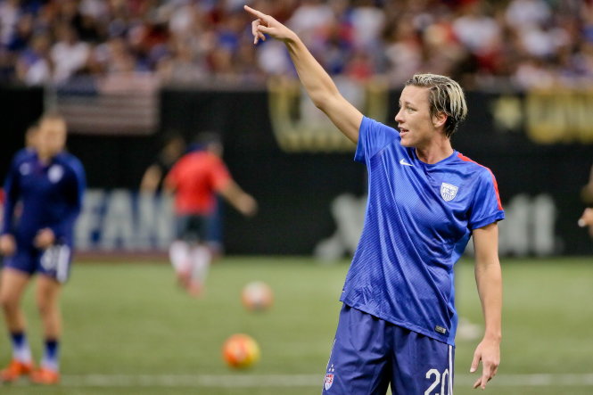 Wambach khởi động trước trận đấu cuối cùng trong sự nghiệp gặp Trung Quốc. Ảnh: Reuters