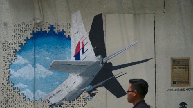 Một bức tranh tường ở Kuala Lumpur mô tả sự biến mất bí ẩn của chuyến bay MH370 - Ảnh: AFP