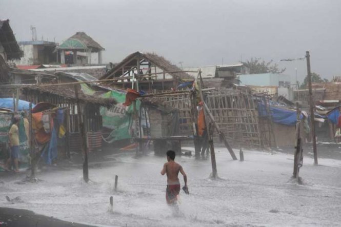 Người dân khu vực duyên hải Philippines trong trận bão Melor vừa qua - Ảnh: Reuters