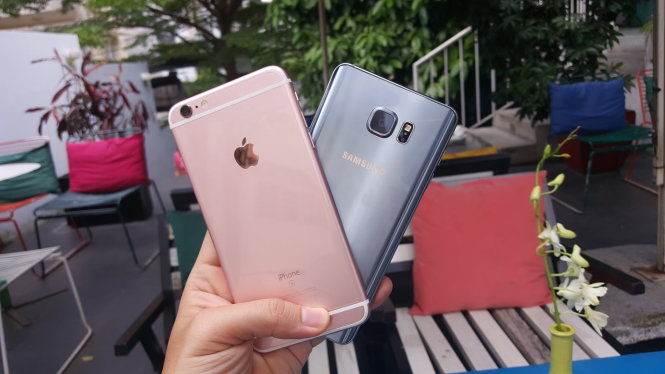 iPhone 6S Plus (trái) phiên bản hồng vàng (Rose Gold) bên cạnh Galaxy Note 5 phiên bản bạc - Ảnh: Phong Vân