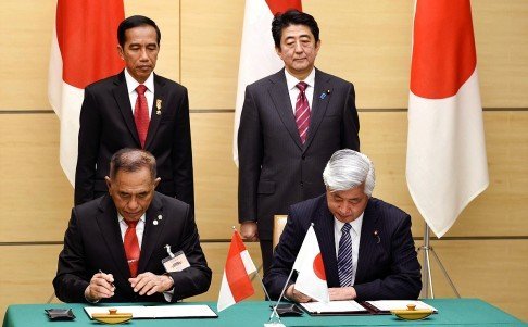 Hai Bộ trưởng Quốc phòng Nhật Bản và Indonesia ký thoả thuận tăng cường hợp tác quốc phòng giữa hai nước hồi tháng 3 vừa qua - Ảnh: AFP