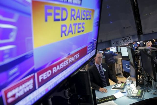 Các nhà giao dịch làm việc trên sàn chứng khoán New York ngay sau khi Fed tuyên bố tăng lãi suất - Ảnh:Reuters