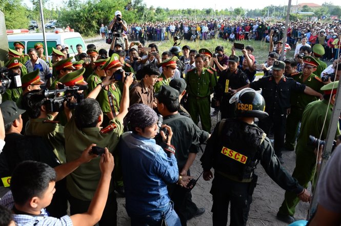 Cảnh sát dẫn giải Nguyễn Hải Dương vào phiên toà - Ảnh: Thuận Thắng