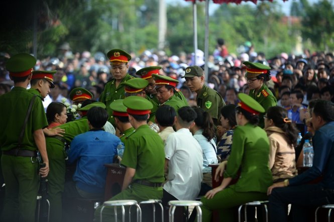 Cảnh sát liên tục phải kiềm chế người nhà của các nạn nhân khi nhiều người vùng lên xông về phía Nguyễn Hải Dương - Ảnh: Thuận Thắng