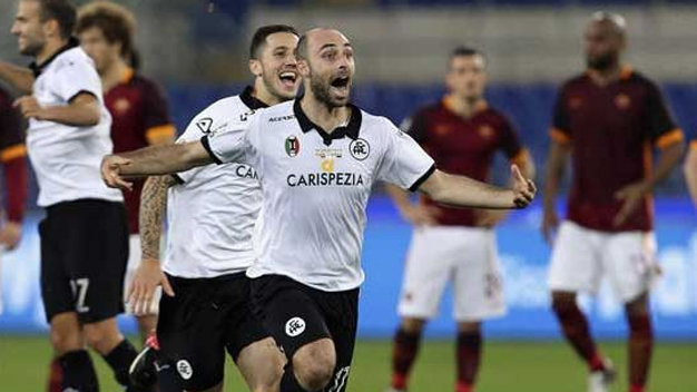 Các cầu thủ Spezia vui mừng sau khi loại AS Roma sau loạt sút luân lưu - Ảnh: AP