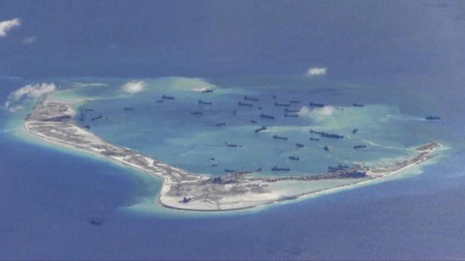 Hình ảnh phương tiện nạo vét của Trung Quốc hoạt động ở bãi Vành Khăn thuộc quần đảo Trường Sa của Việt Nam - Ảnh: US Navy