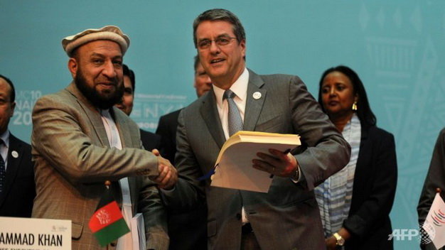 Đại diện Mohammad Khan của Afghanistan (trái) bắt tay với tổng giám đốc WTO Roberto Azevedo Ảnh: AFP