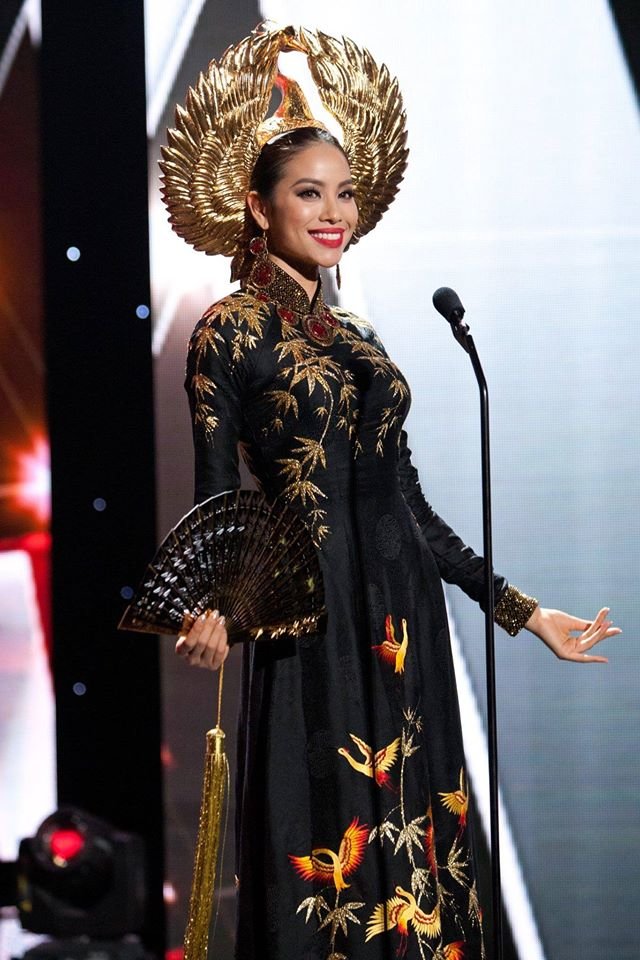 Phạm Hương mặc áo dài đen thi trang phục dân tộc - Tuổi Trẻ Online