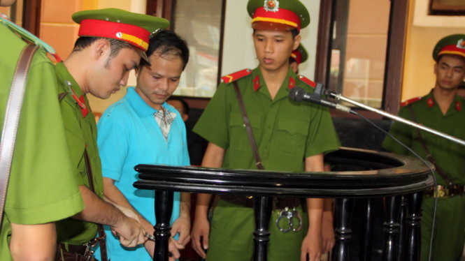 Võ Văn Minh tra tay vào còng sau khi nhận bản án 7 năm tù - Ảnh: Đức Tuyên
