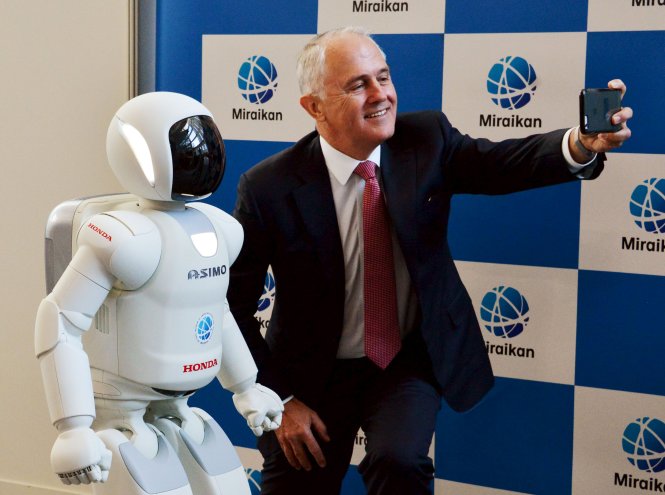 Thủ tướng Úc Malcolm Turnbull chụp ảnh với người máy Asimo của hãng Honda Motor tạo Tokyo ngày 18-12 - Ảnh: Reuters