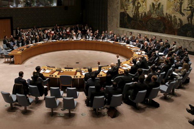 Các thành viên trong Hội đồng Bảo an LHQ bỏ phiếu thông qua giải pháp cắt giảm nguồn quỹ của IS - Ảnh: Reuters