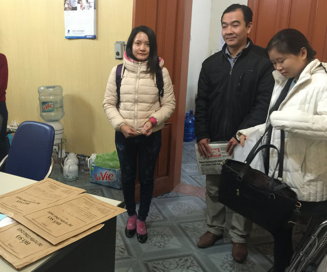 Các ứng viên vào Phòng Nội vụ huyện An Dương nhưng không có cán bộ tiếp nhận hồ sơ - Ảnh: Thân Hoàng