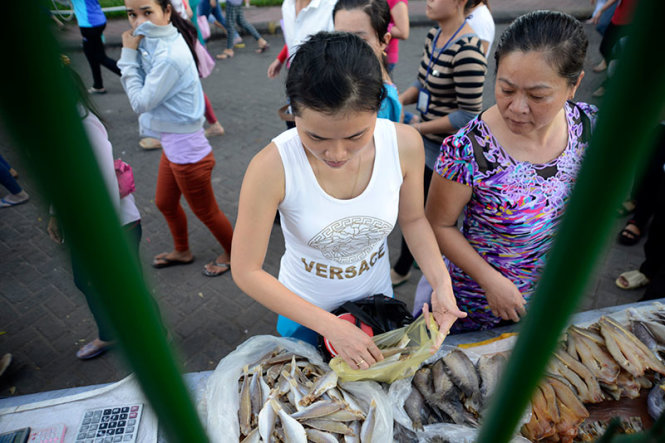 Đời sống công nhân ngày càng khó khăn. Trong ảnh: các nữ công nhân tại Khu công nghiệp Pou Yuen (Q.Bình Tân, TP.HCM) chỉ dám mua những thức ăn thật rẻ tiền cho bữa ăn hằng ngày - Ảnh: Duyên Phan