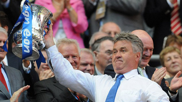 HLV Guus Hiddink và chiếc cúp FA giành được cùng Chelsea vào năm 2009 - Ảnh: Daily Mail