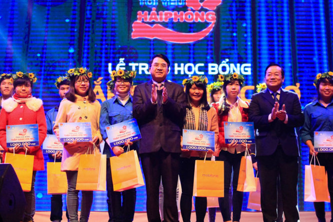 Ông Lê Khắc Nam, Phó chủ tịch UBND TP. Hải Phòng (giữa) trao học bổng cho các sinh viên nghèo vượt khó trong khuôn khổ chương trình - Ảnh: Tiến Thắng