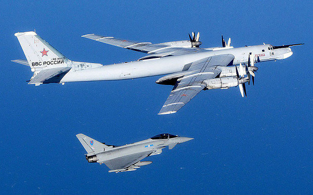Một máy bay chiến đấu Typhoon của Anh đang “hộ tống” máy bay ném bom của Nga khi nó di chuyển sát không phận của Anh - Ảnh: Không quân Anh