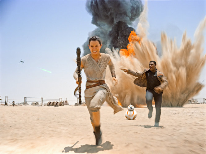 The forces awakens đưa khán giả trở lại với thế giới sa mạc bụi bặm quen thuộc trong Star wars - Ảnh: Lucas Film