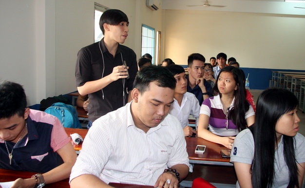 Sinh viên tham gia tour xuyên Việt phản ánh về chất lượng tour kém trong cuộc gặp lãnh đạo Trường ĐH Nguyễn Tất Thành sáng 16-12. Ảnh: Trần Huỳnh