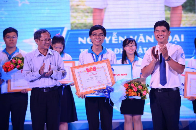 Thí sinh Nguyễn Văn Toại (Trường ĐH Luật TP.HCM) đạt giải ba hội thi Thủ lĩnh sinh viên TP.HCM lần III năm 2015 tối 19-12 - Ảnh: Quang Định
