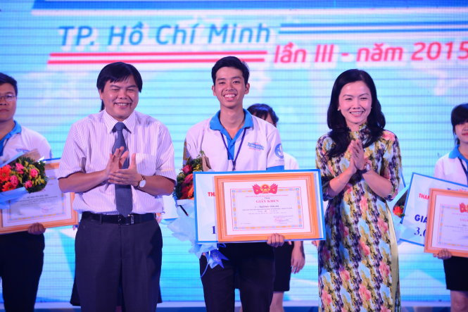 Thí sinh Trương Văn An (Trường ĐHKHXH&NV – ĐHQG TP.HCM) đạt giải nhì hội thi Thủ lĩnh sinh viên TP.HCM lần III năm 2015 tối 19-12 - Ảnh: Quang Định