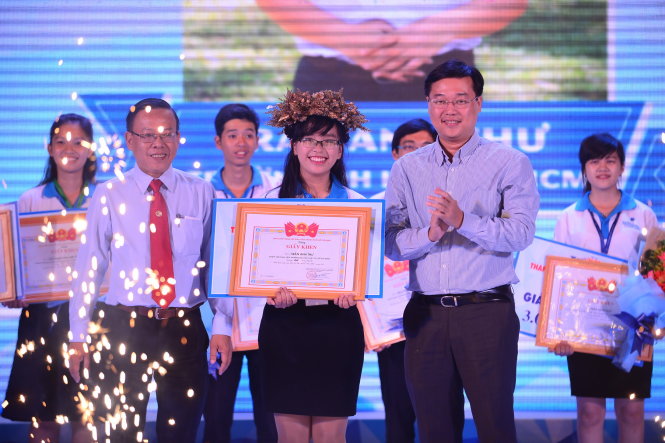 Thí sinh Trần Anh Thư (Trường ĐH Luật TP.HCM) đạt giải nhất hội thi Thủ lĩnh sinh viên TP.HCM lần III năm 2015 tối 19-12 - Ảnh: Quang Định