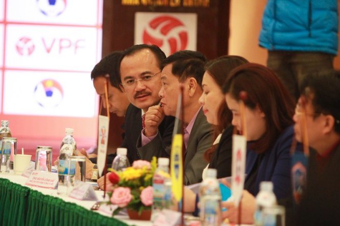 Chủ tịch Hội đồng quản trị VPF Võ Quốc Thắng (thứ hai từ trái sang) tại đại hội. Ảnh: Nam Khánh