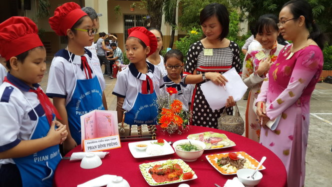 Những sản phẩm của học sinh tiểu học làm không ít phụ huynh, giám khảo bất ngờ - Ảnh: Mỹ Dung