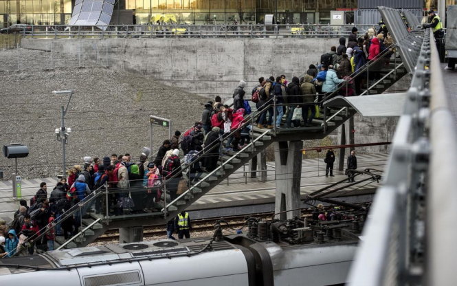 Dòng người tị nạn tiến vào Đan Mạch - Ảnh: AFP