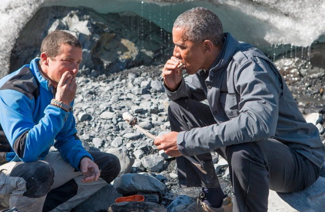 Tổng thống Barack Obama cùng người đồng hành Bear Grylls trong show truyền hình được phát sóng hôm 17/12. Ảnh: NBC