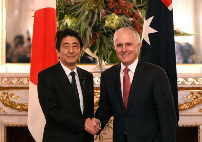 Thủ tướng Nhật Shinzo Abe (bên trái) và người đồng cấp Úc Malcolm Turnbull bắt tay sau cuộc hội đàm ngày 18-12 - Ảnh: AFP