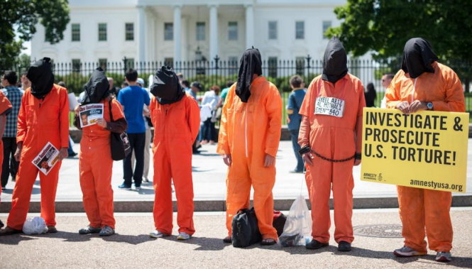 Những người biểu tình mặc áo tù biểu tình yêu cầu đóng cửa Guantanamo - Ảnh: AFP