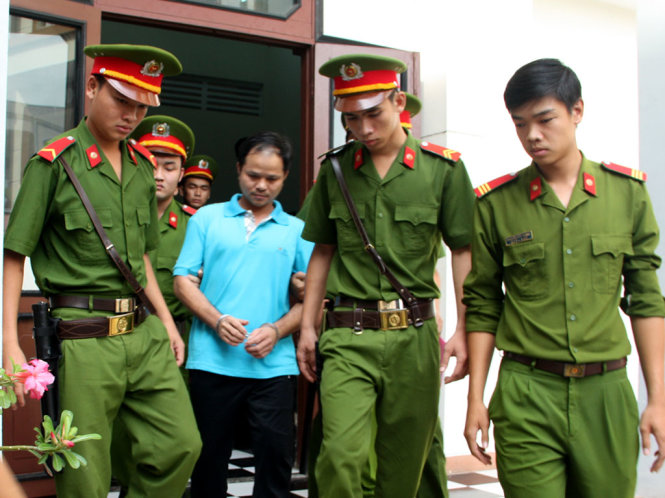 Bị cáo Minh được dẫn giải sau khi phiên tòa kết thúc - Ảnh: Đ.Tuyên
