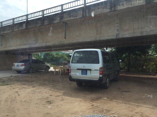 Một số xe công đậu dưới gầm cầu Vĩnh Tân cách nơi tổ chức đám giỗ khoảng 100m - Ảnh: Chí Quốc.