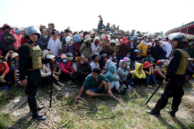 Hàng ngàn người dân đã tới dự phiên tòa xét xử lưu động vụ án thảm sát 6 người trong một gia đình tại tỉnh Bình Phước - Ảnh: Thanh Tùng