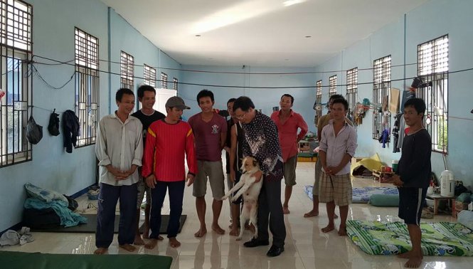 Đại sứ Hoàng Anh Tuấn chơi đùa với một chú chó ta, người bạn của các ngư dân Việt bị bắt giam trên quần đảo Riau, Indonesia - Ảnh: Facebook đại sứ Hoàng Anh Tuấn