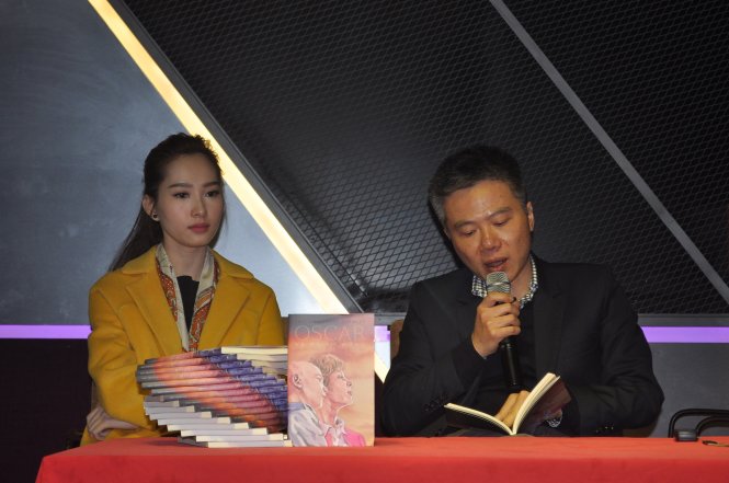 GS Ngô Bảo Châu và hoa hậu Đặng Thu Thảo tại buổi ra mắt cuốn sách Oscar và bà áo hồng - Ảnh: V.V.Tuân
