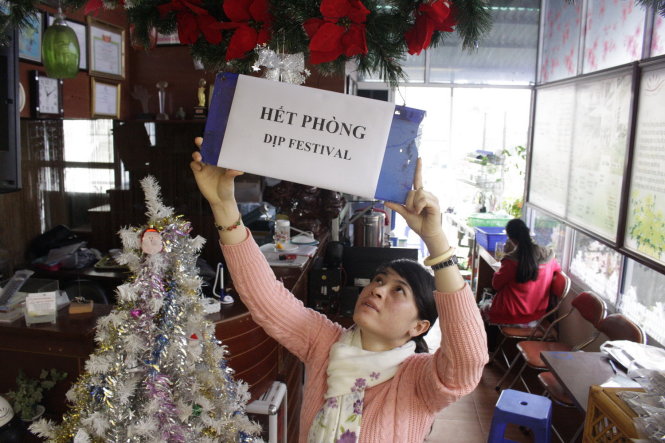 Nhân viên khách sạn Sương Mai (đường Trần Hưng Đạo) treo bảng thông báo hết phòng vào các ngày Festival hoa Đà Lạt. Đây là một trong số ít những khách sạn không tăng giá - Ảnh: C.Thành