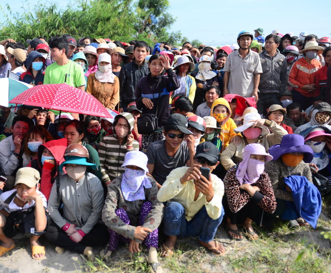 Người dân hiếu kỳ theo dõi phiên tòa vụ thảm sát ở Bình Phước - Ảnh: Thanh Tùng