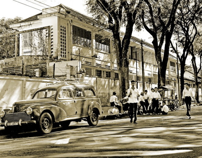 Sài Gòn xưa là nơi gắn liền với những ký ức khó quên về một thời trẻ trung, sôi động và nhộn nhịp. Hình ảnh của những chiếc xe Lambretta với những cặp đôi đi trên đường hay những chiếc áo dài lụa trắng thướt tha trên phố cũng giúp cho thời gian trôi qua chậm lại. Hãy để những bức ảnh cùng chúng tôi đưa bạn trở về thời kỳ hoàng kim đó.