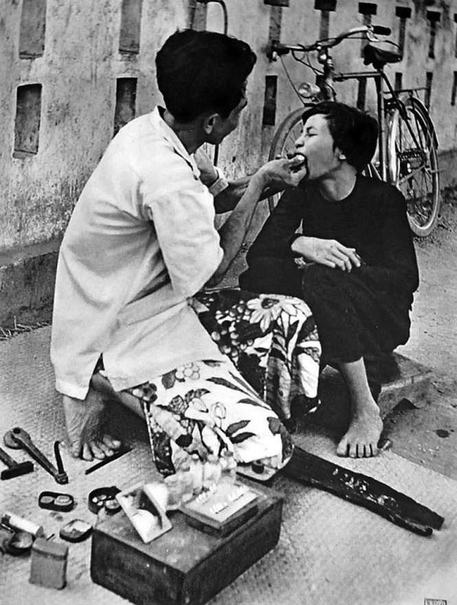 Nhổ răng dạo trên đường phố Sài Gòn những năm 1960..