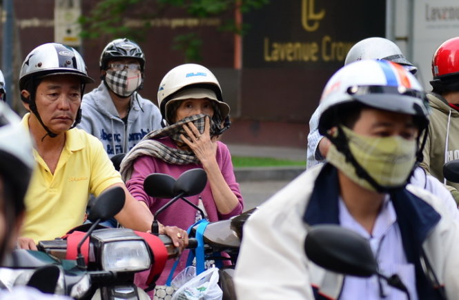 Một người phụ nữ mang khăn choàng giữ ấm trên đường Lê Duẩn, Q.1 sáng 19-12 - Ản h: Thanh Tùng