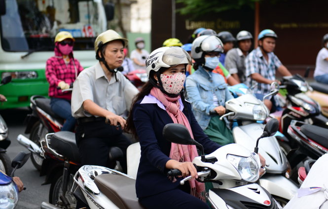 Sài Gòn trở lạnh, nhiều người mặc áo ấm, khăn choàng ra đường - Ảnh: Thanh Tùng