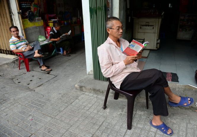 Người Sài Gòn thư thả đọc sách báo giữa trời se lạnh - Ảnh: Thanh Tùng