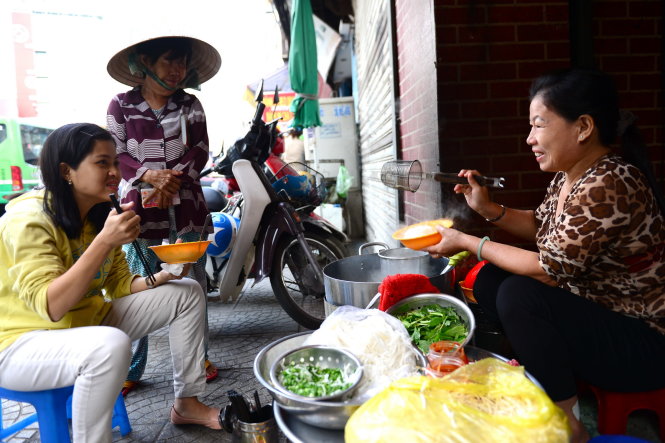 Còn gì sướng bằng ăn tô phở nóng dưới khí trời xe lạnh - Ảnh: Thanh Tùng