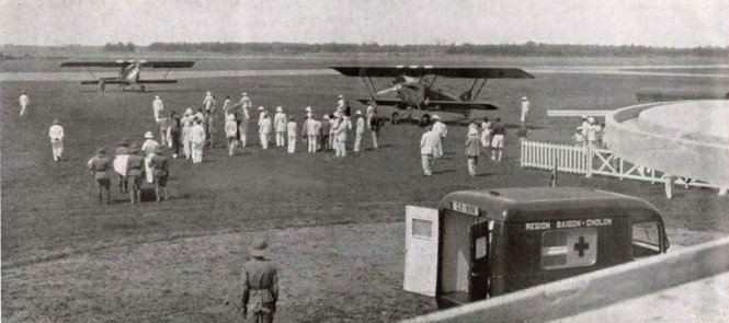 Quang cảnh sân bay Tân Sơn Nhất đón chuyến bay cấp cứu vua Bảo Đại - vị vua cuối cùng của Việt Nam, năm 1938. Trong một lần săn bắn ở Tây Nguyên, ông bị té gãy chân và được máy bay đưa về Sài Gòn cấp cứu.