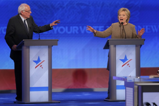 Thượng nghị sĩ Bernie Sanders và cựu Ngoại trưởng Hillary Clinton tranh cãi trong cuộc tranh luận - Ảnh: Reuters