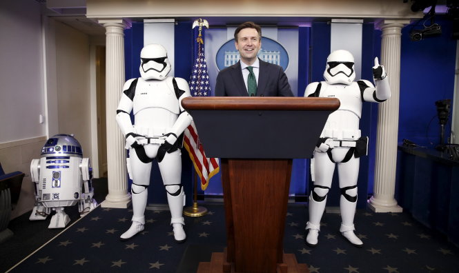 Nhà Trắng họp báo cũng có sự xuất hiện của các binh lính và robot trong phim Star wars - Ảnh: Reuters